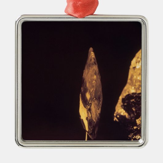 砕かれた斧またはやりの頭部 メタルオーナメント (正面)