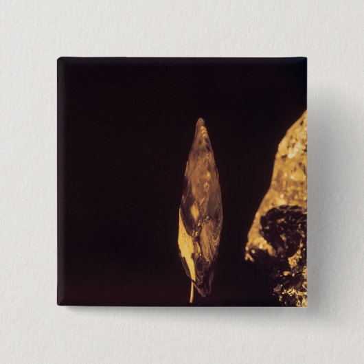 砕かれた斧またはやりの頭部 缶バッジ (正面)