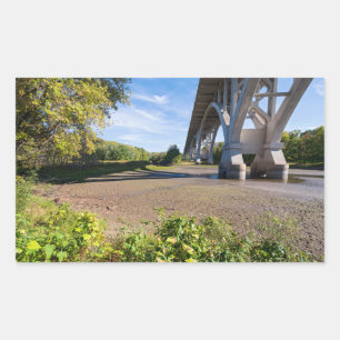 砦を通り抜ける公園を通るメンドタ橋 長方形シール