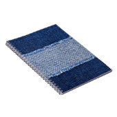 破れたデニム:ブルージーンズの生地。 ノートブック (右側)