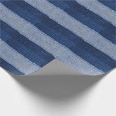 破れたデニム:ブルージーンズの生地。 ラッピングペーパー (角)