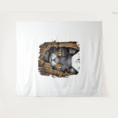 破れた生地から可愛い子猫 – Cats Tシャツ タペストリー (正面(横))