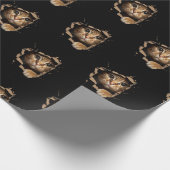 破れた生地の猫からかわいい子猫 ラッピングペーパー (角)