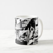 破れた通り広告ポスターが背景をコラージュする コーヒーマグカップ (正面右)