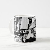 破れた通り広告ポスターが背景をコラージュする コーヒーマグカップ (正面左)