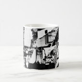 破れた通り広告ポスターが背景をコラージュする コーヒーマグカップ (中央)