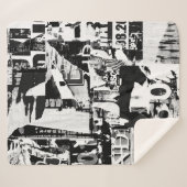 破れた通り広告ポスターが背景をコラージュする シェルパブランケット (正面(横))