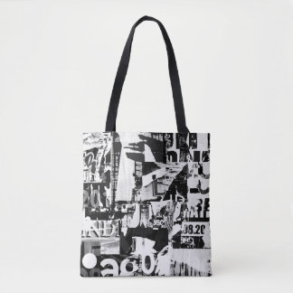 破れた通り広告ポスターが背景をコラージュする トートバッグ