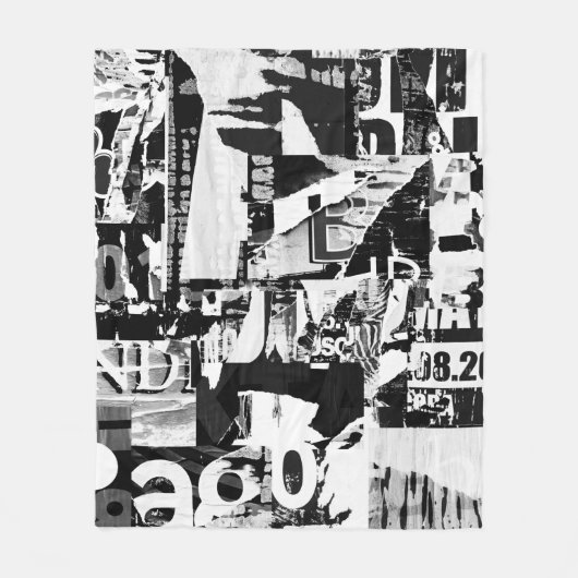 破れた通り広告ポスターが背景をコラージュする フリースブランケット (正面)
