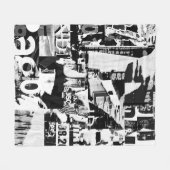 破れた通り広告ポスターが背景をコラージュする フリースブランケット (正面(横))