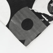 破れた通り広告ポスターが背景をコラージュする フリースブランケット (角)