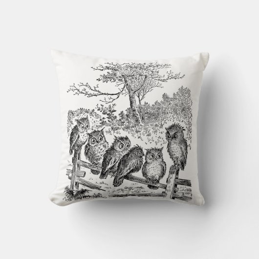破壊された塀に坐っている6匹のコキンメフクロウ クッション (正面)