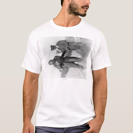 破壊された飛行機を持つLindberghそしてライト Tシャツ (正面)