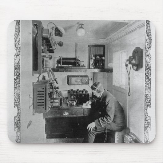 破壊された"巨大のでとして" マウスパッド (正面)