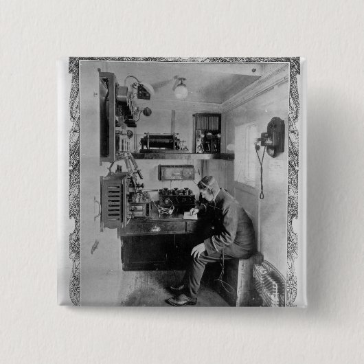 破壊された"巨大のでとして" 缶バッジ (正面)