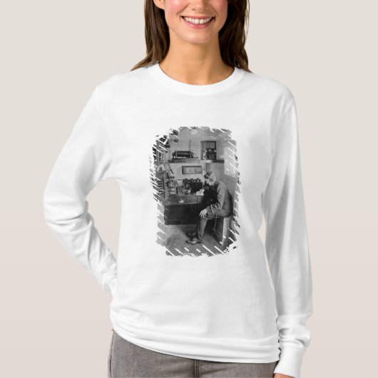 破壊された"巨大のでとして" Tシャツ (正面)
