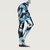 破壊される青と黒のスクラップまたはテープ レギンス (右)