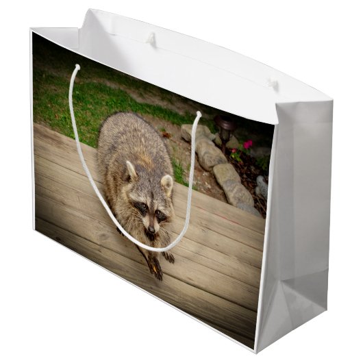 破片を持つアライグマ ラージペーパーバッグ (裏面アングル)