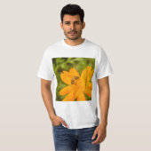 硫黄コスモスに止まるマルハナバチ Tシャツ (正面フル)