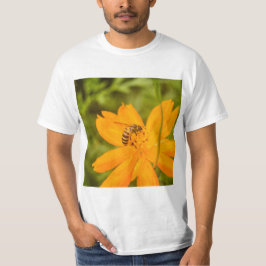 硫黄コスモスに止まるマルハナバチ Tシャツ