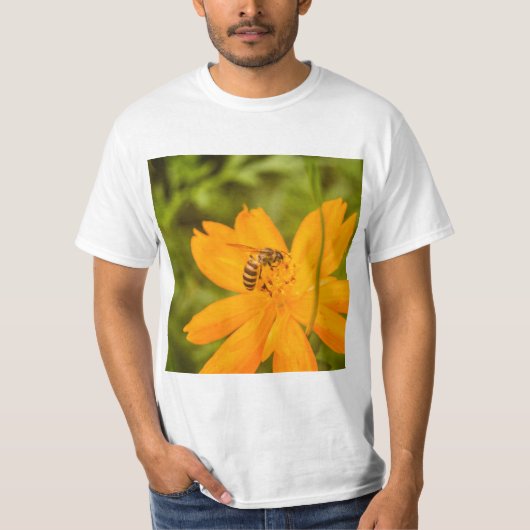 硫黄コスモスに止まるマルハナバチ Tシャツ (正面)