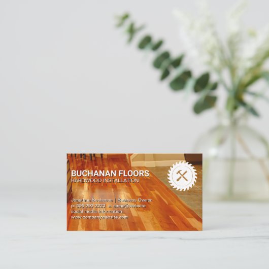 硬質木材の床とタイル |ソーとハンマーのロゴ 名刺 (スタンド正面)