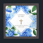 確認Crucifixブルーダリア ギフトボックス<br><div class="desc">このステンドガパーソナライズされたラスの画像Sacrament of Confirmation keepsakeジュエリーボックスは、金ゴールドの十字架とブルーダリアを表示 – すべての文字とフォントはカスタマイズ可能。その特別な機会の小さな贈り物や思い出を全て保管するのは完璧な記念となるだろう。</div>