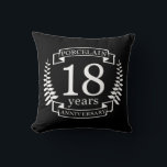 磁器伝統的結婚の創業18年 クッション<br><div class="desc">18年祝の結婚のデザイン。このデザインは、黒い背景に白い(磁器)のローレルデザインを持っている。この大事な行事は伝統的磁器が贈り物だ。文字読製磁器18周年。結婚18年目祝のロマンチックなデザイン。このもしデザインの救済下に連絡頼カスタマイズ、彼らはこの文字の下にあるデザイナーのボタンです。</div>