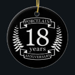 磁器伝統的結婚の創業18年 セラミックオーナメント<br><div class="desc">18年祝の結婚のデザイン。このデザインは、黒い背景に白い(磁器)のローレルデザインを持っている。この大事な行事は伝統的磁器が贈り物だ。文字読製磁器18周年。結婚18年目祝のロマンチックなデザイン。このもしデザインの救済下に連絡頼カスタマイズ、彼らはこの文字の下にあるデザイナーのボタンです。</div>