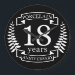 磁器伝統的結婚の創業18年 ラージ壁時計<br><div class="desc">18年祝の結婚のデザイン。このデザインは、黒い背景に白い(磁器)のローレルデザインを持っている。この大事な行事は伝統的磁器が贈り物だ。文字読製磁器18周年。結婚18年目祝のロマンチックなデザイン。このもしデザインの救済下に連絡頼カスタマイズ、彼らはこの文字の下にあるデザイナーのボタンです。</div>