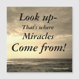 磁気カードを見上げる