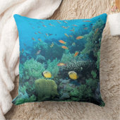 礁に泳いでいる熱帯魚 クッション (ブランケット)
