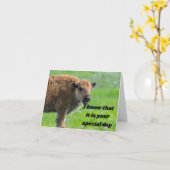 礼儀正しいベビーバッファローが言う***ハッピーバースデー*** カード (黄色い花)