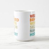 礼儀正しい女性はめったに歴史を作らないおもしろい- コーヒーマグカップ (中央)