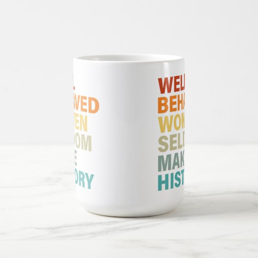 礼儀正しい女性はめったに歴史を作らないおもしろい- コーヒーマグカップ (中央)