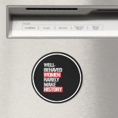 礼儀正しい女性はめったに歴史を作らない – 白 –  マグネット (インサイチュ (食洗機))