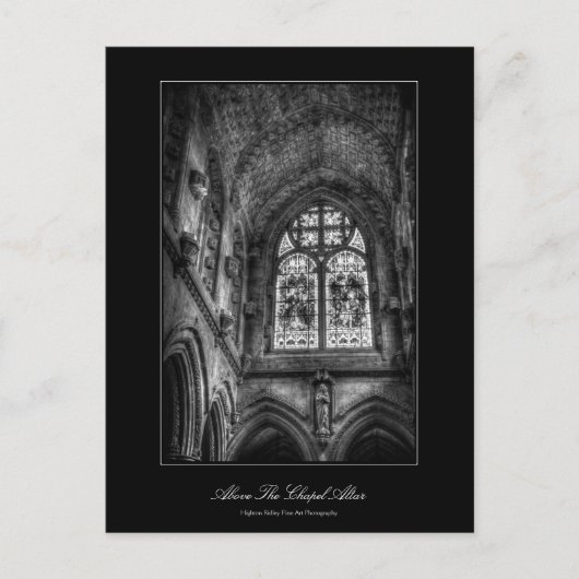 礼拝堂の祭壇上、ステンドグラスの窓 ポストカード (正面)