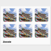 礼拝旗のあるチベット寺院 - 中国雲南省 スクエアシール (シート)