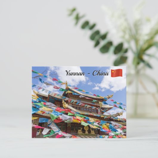 礼拝旗のあるチベット寺院 - 中国雲南省 ポストカード (スタンド正面)