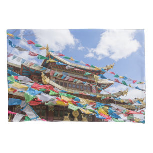 礼拝旗のあるチベット寺院 - 中国雲南省 枕カバー