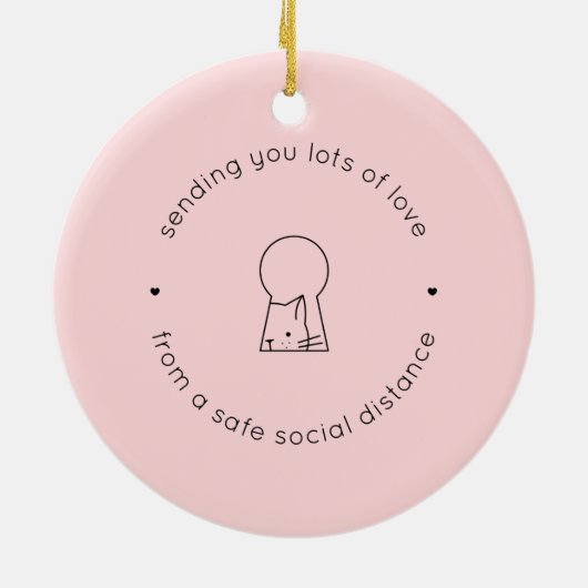 社交界の距離で愛するピンクのかわいい猫 セラミックオーナメント (裏面)