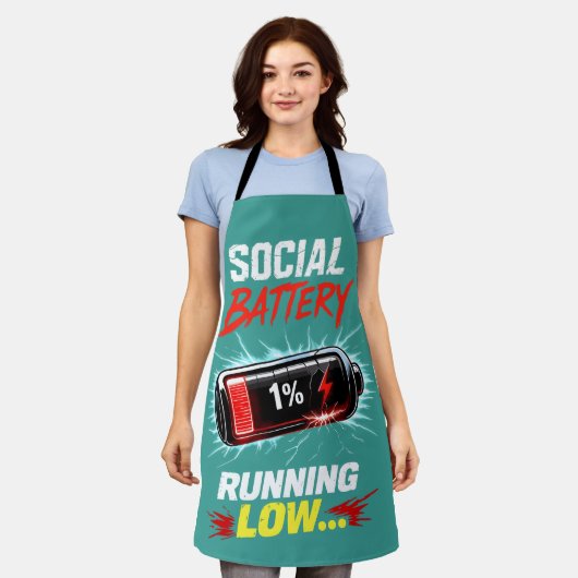 社交電池が切れそう 面白い内向型Tシャツ エプロン (着用した状態)