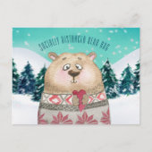 社会的に離れた熊ハグかわいい森の雪のシーン シーズンポストカード (正面)