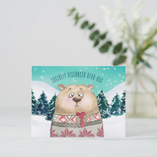社会的に離れた熊ハグかわいい森の雪のシーン シーズンポストカード (スタンド正面)