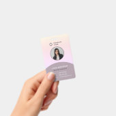 社員写真ID カンパニーロゴ グレーと淡いピンク バッジ (手持ち)