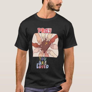 祈って、あなたは愛されている インスピレーションを与えるクリスチャンTシャツ Tシャツ
