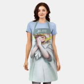 祈の小さな女の子エンジェル信じタイポグラフィ エプロン (着用した状態)