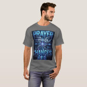 祈りがすべてを変える –未来的な十字架Tシャツ Tシャツ (正面フル)