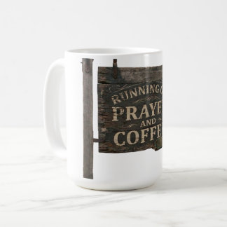 祈りとコーヒーで走る ラスティックウッドサイン コーヒーマグカップ