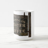 祈りとコーヒーで走る ラスティックウッドサイン コーヒーマグカップ (中央)